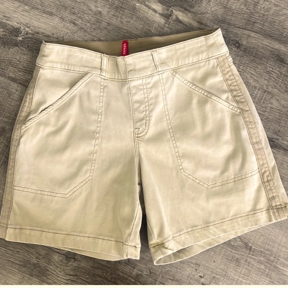 nwt SPANX 6” Twill Short in Almond Stretch Cargo Short Cream Tan 20358R Size XS - Picture 8 of 13